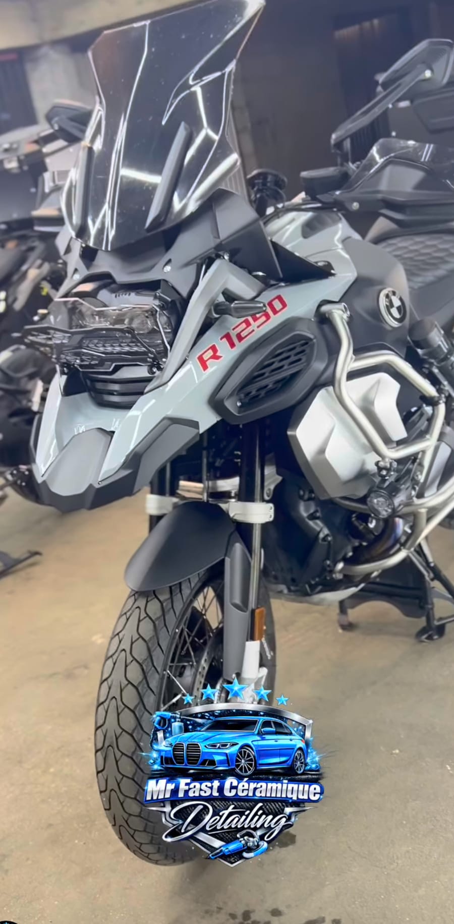 Céramique moto BMW R1250 GS – brillance miroir et effet hydrophobe sur carénage gris