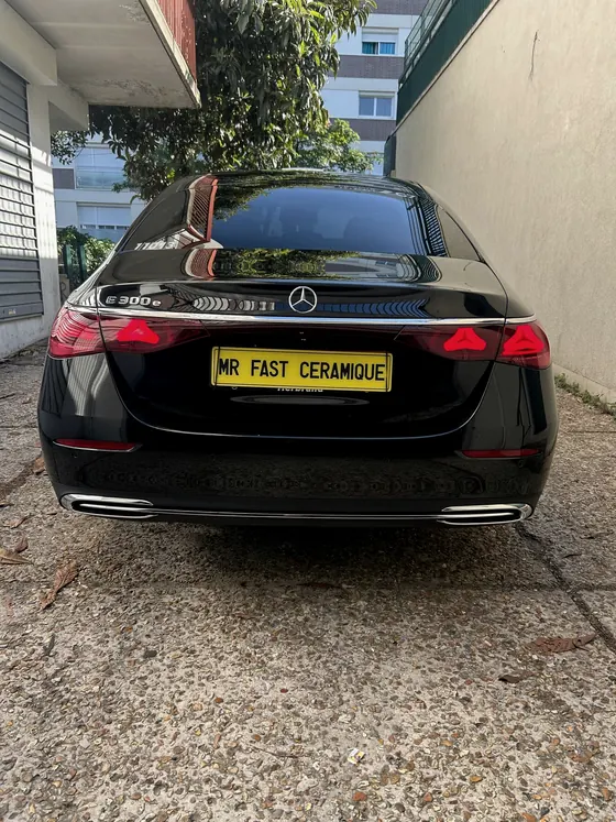 Mercedes Classe E noire vue de l’arrière, reflets nets