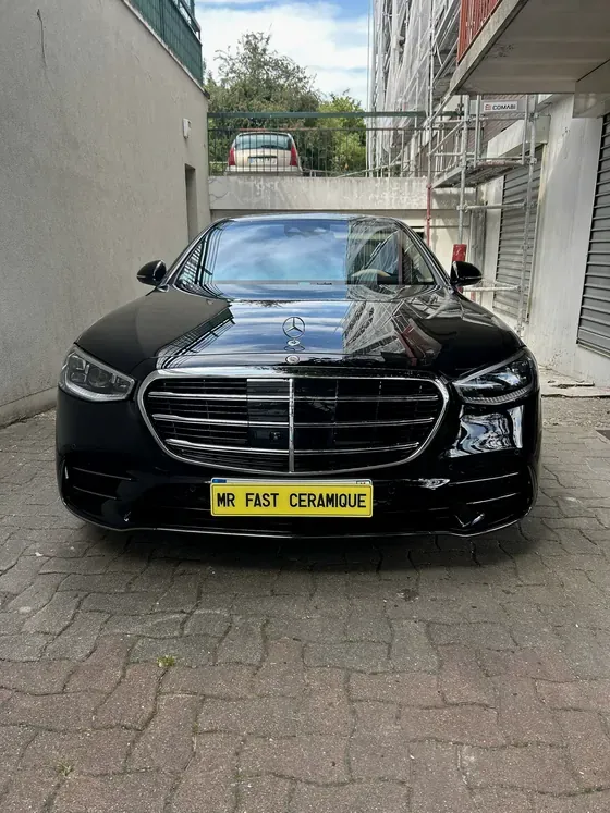 Mercedes Classe S noire face avant, carrosserie miroir
