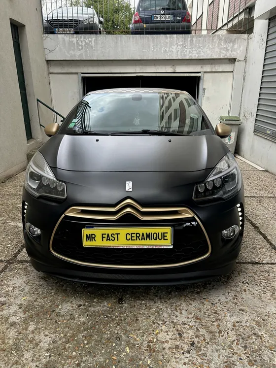 DS3 noire et or face avant