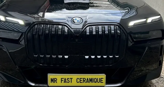 Calandre de BMW i7 noire après traitement céramique