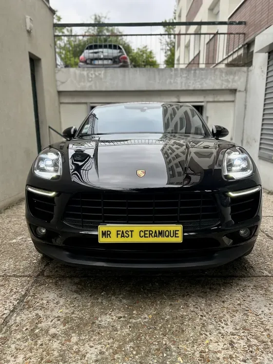 Porsche Macan noir face avant, carrosserie brillante