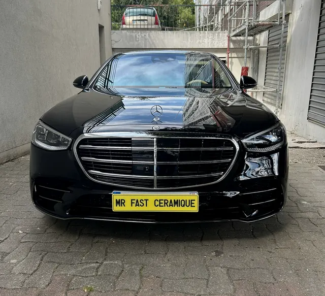 Mercedes Classe S noire, carrosserie miroir