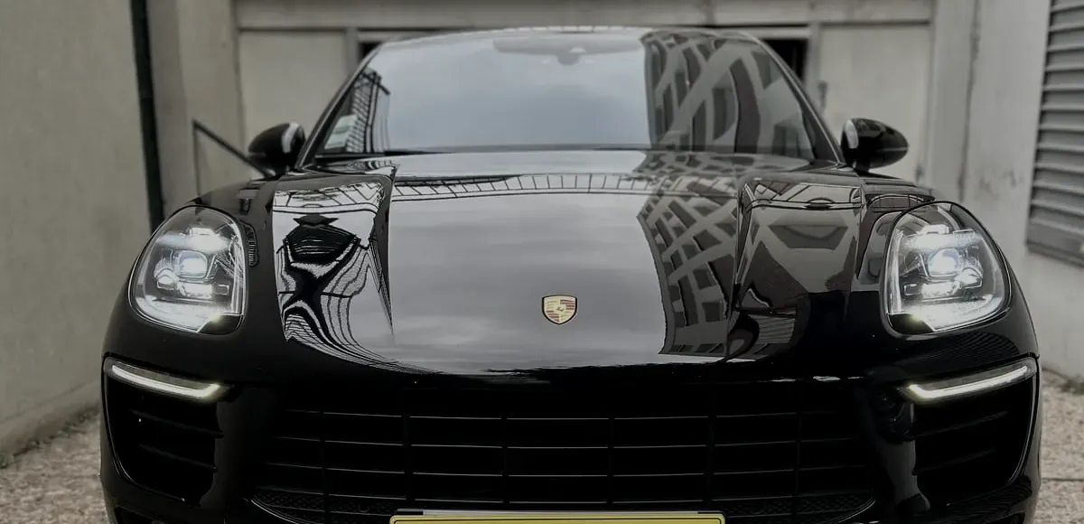 Reflet de lumière sur une carrosserie après traitement céramique