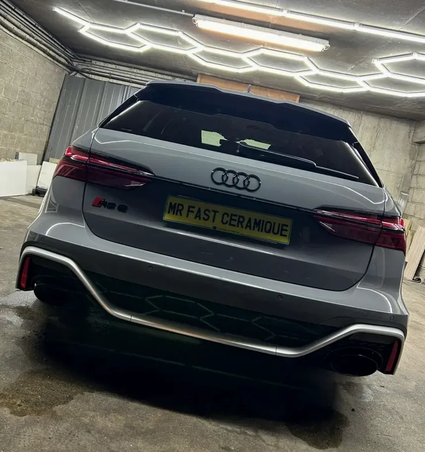 Audi RS6 sous le plafond LED hexagonal après traitement céramique