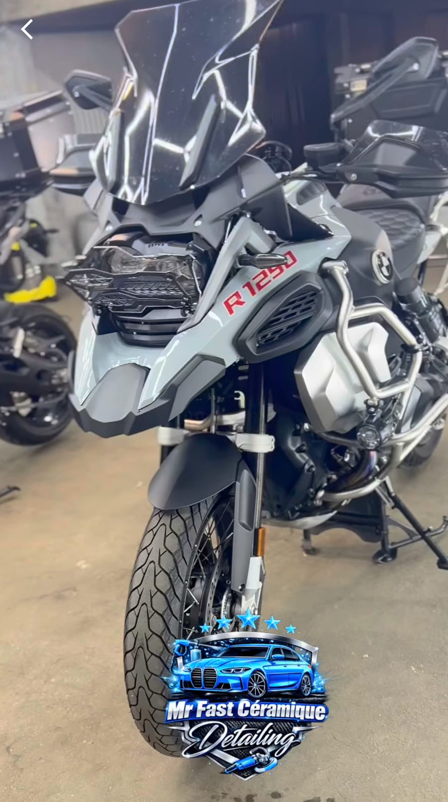 Traitement céramique moto BMW R1250 GS – carrosserie grise brillante après coating, atelier Fresnes (94)