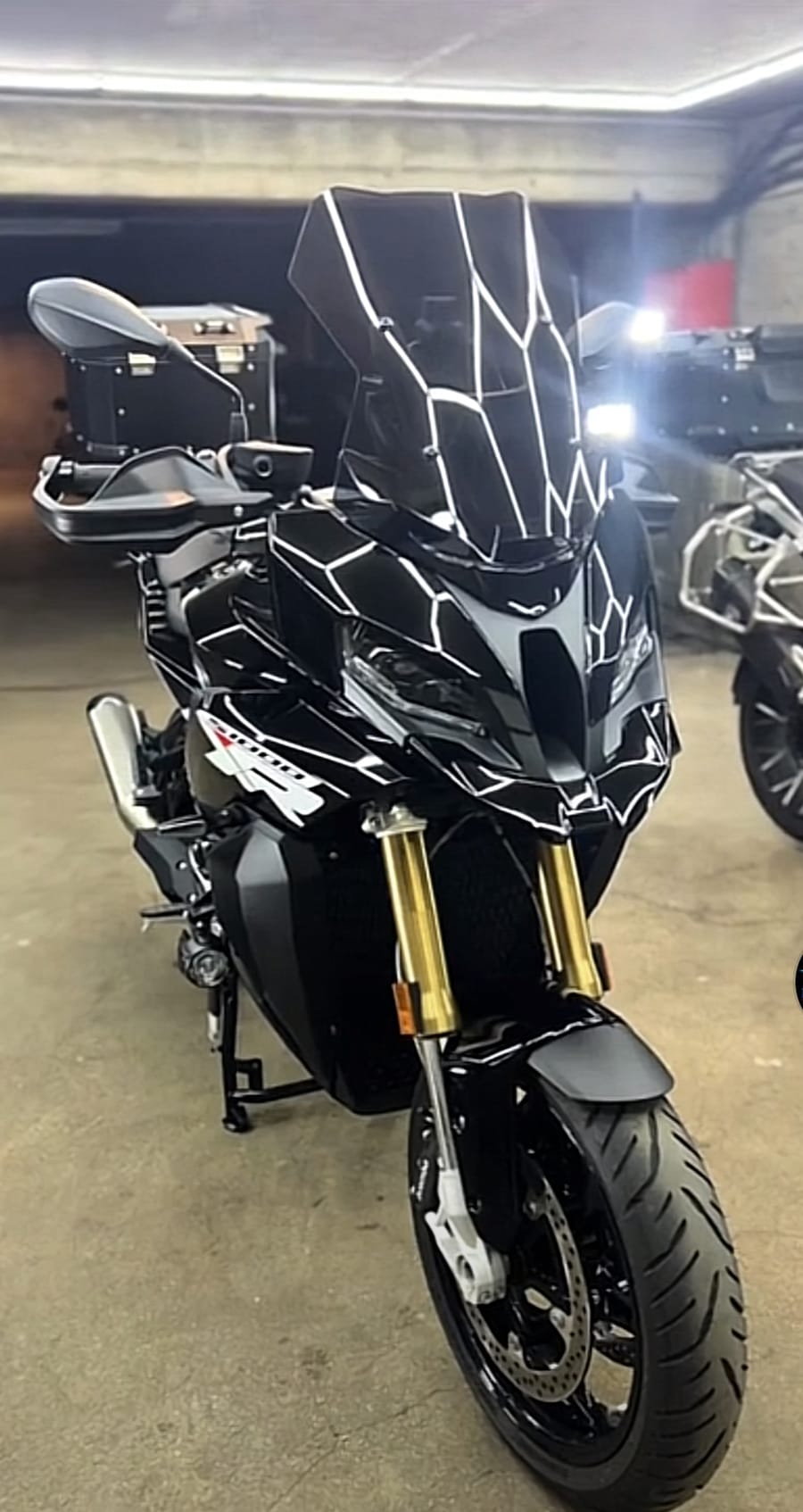 Traitement céramique moto BMW S1000 XR noir – protection coating SiO2 sur carénage