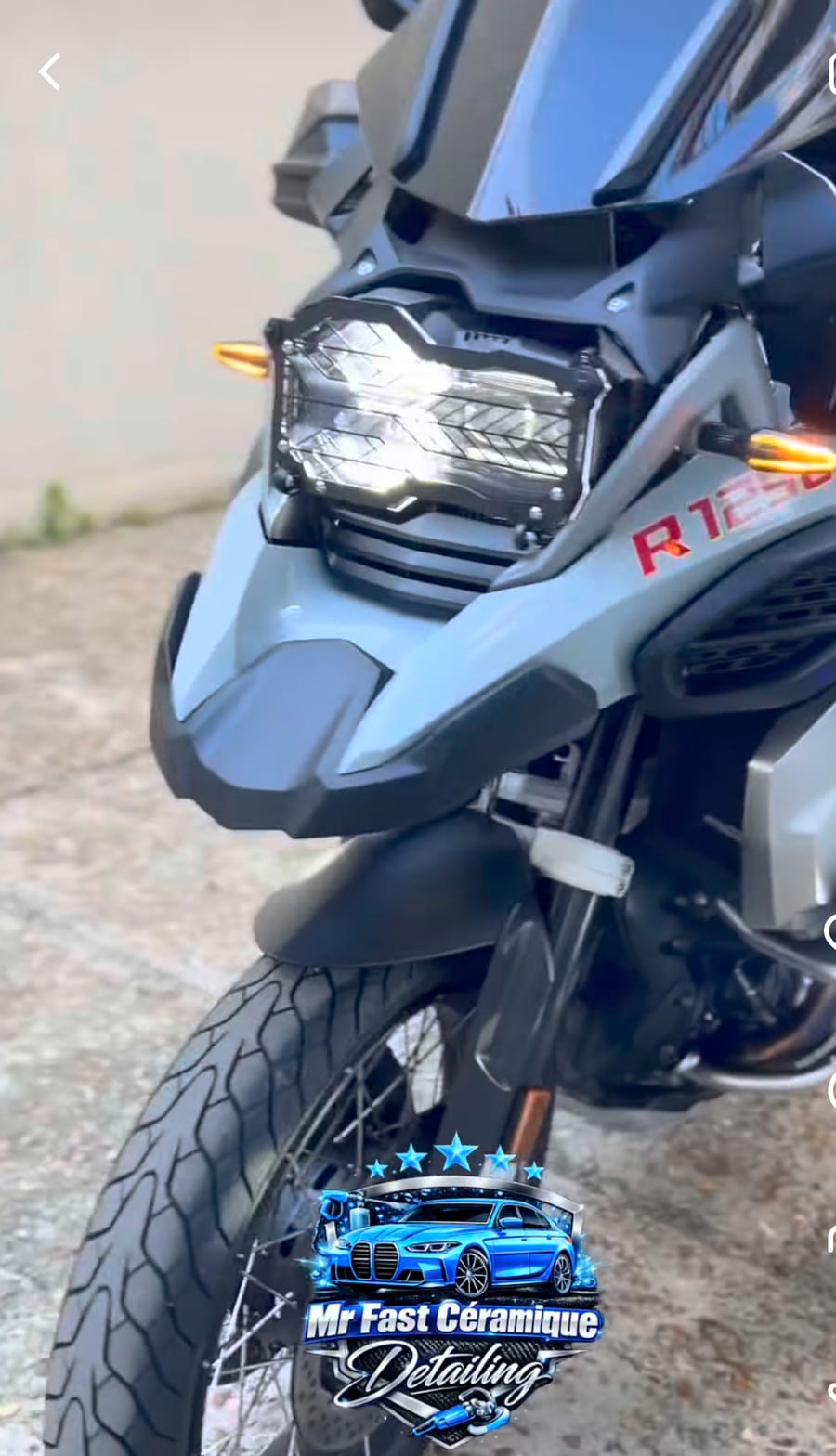 Traitement hydrophobe moto BMW R1250 GS – optique et bulle protégées, effet déperlant